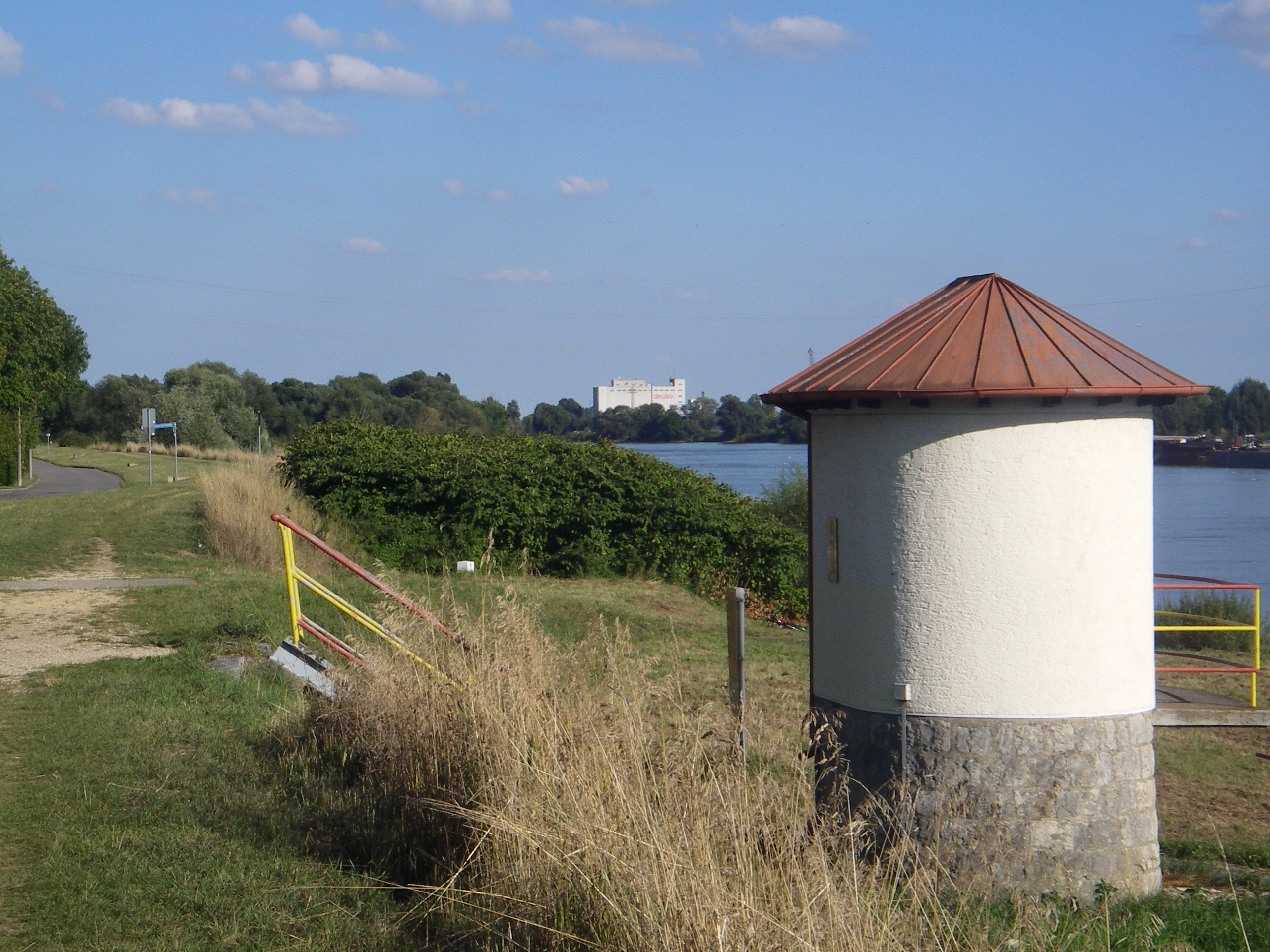 altes Pegelhaus in Schwabelweis Rechts die Donau im Bild und links der Damm. Bildmitte sind die Treppen mit Geländer die nach unten zum Pegelhaus führen